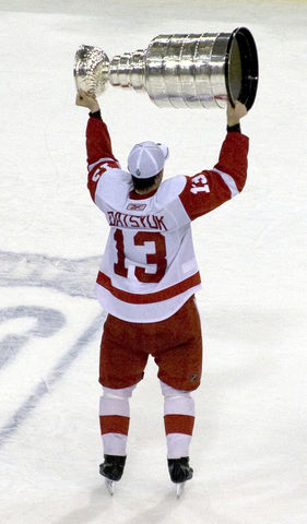 File:Pavel Datsyuk with Stanley Cup.jpg