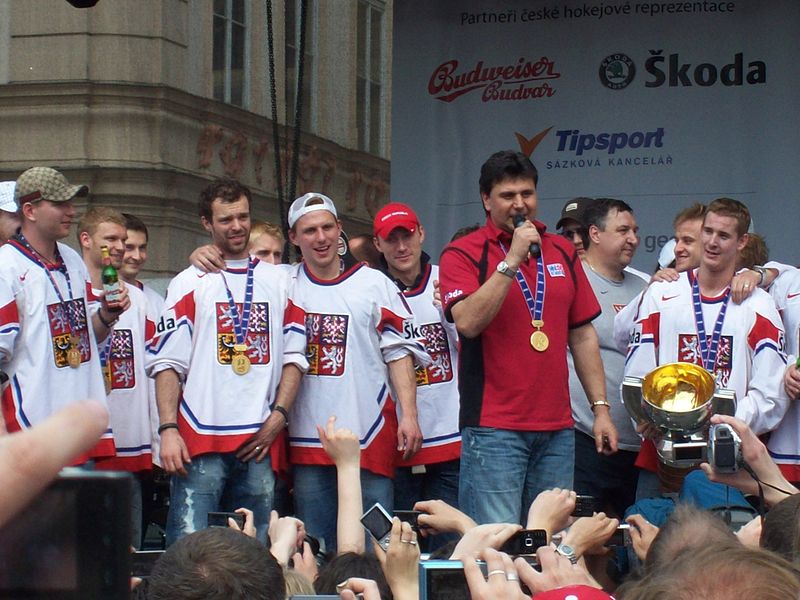 File:Vladimir Ruzicka and Czech ice hockey team 2010.jpg