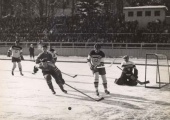The United States and Czechoslovakia playing at the Riessersee Rink.