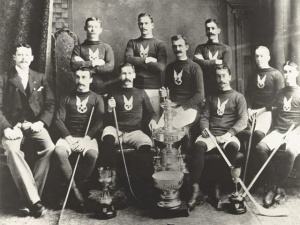 https://internationalhockeywiki.com/ihw/images/thumb/2/25/First_Stanley_Cup.jpg/300px-First_Stanley_Cup.jpg